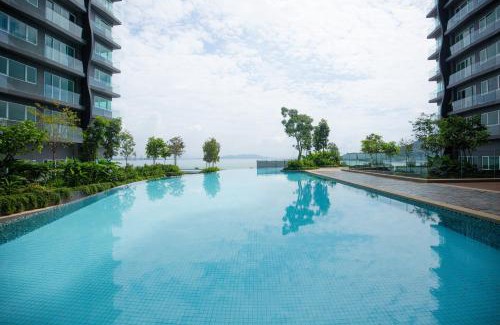Kampung Sungai Nibong Apartment | Seaview Condo with Pool Near Queensbay, Family-Friendly Stay