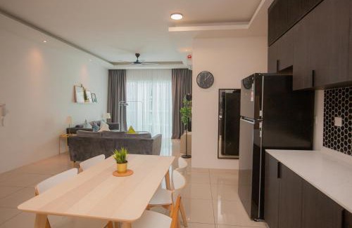 Kampung Sungai Nibong Apartment | Seaview Condo with Pool Near Queensbay, Family-Friendly Stay