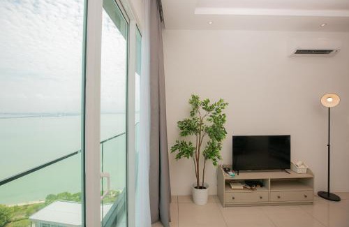 Kampung Sungai Nibong Apartment | Seaview Condo with Pool Near Queensbay, Family-Friendly Stay