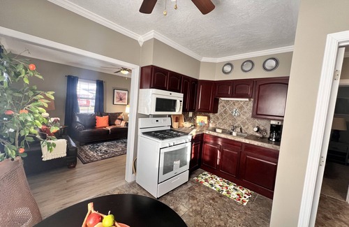 Kokomo House | Cozy Retreat: Clean, Convenient Stay with Breakfast Included