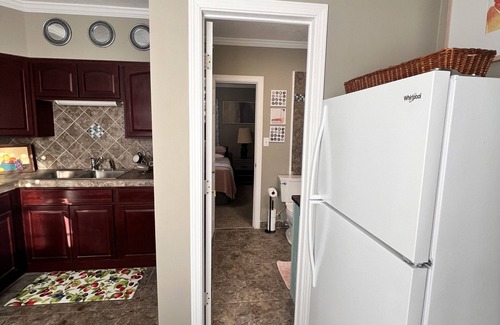 Kokomo House | Cozy Retreat: Clean, Convenient Stay with Breakfast Included