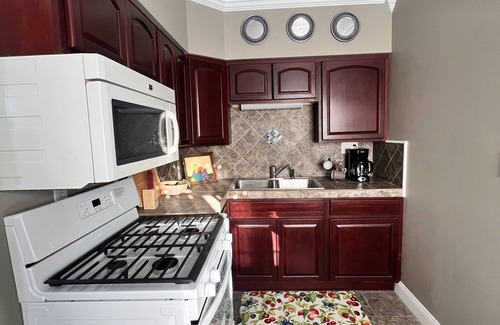 Kokomo House | Cozy Retreat: Clean, Convenient Stay with Breakfast Included