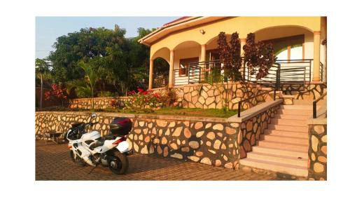 Kampala House | Exceptional Good Times Hotel: Family-Friendly with Kitchen