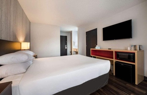 Ontario Hotel | Budget-Friendly Hotel with Indoor Pool & Free Breakfast