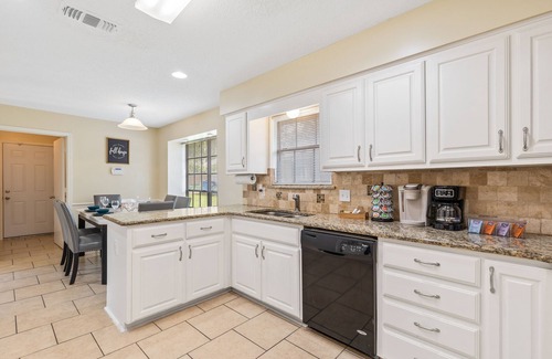 Allen House | Good Vibes Casa: Family-Friendly with Game Room & Yard
