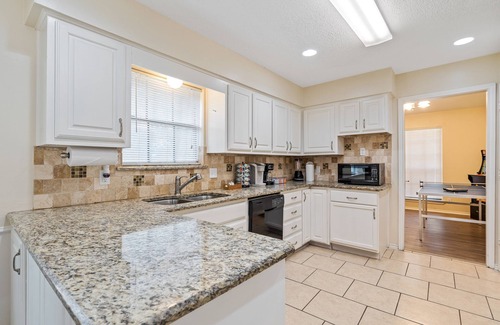 Allen House | Good Vibes Casa: Family-Friendly with Game Room & Yard