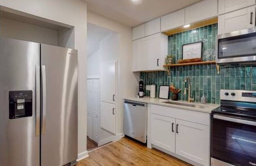 Central Arlington House | Good Vibes Getaway | Pet-Friendly Near Six Flags & TX Live