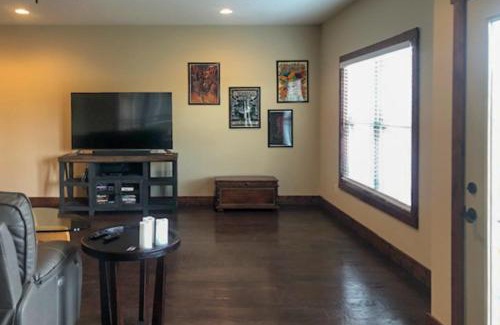 Andersonville Apartment | Vibrant Vibes Getaway: Top Rated Family-Friendly Retreat