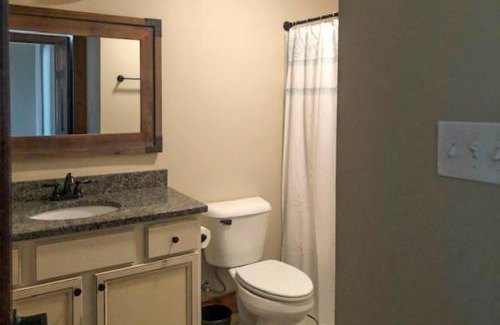 Andersonville Apartment | Vibrant Vibes Getaway: Top Rated Family-Friendly Retreat