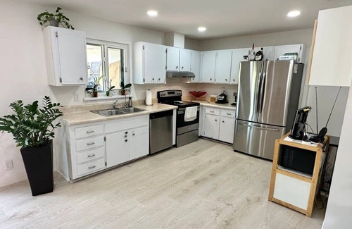 Melaleuca Gardens House | Relax at Good Vibes House with Private Pool & Kitchen