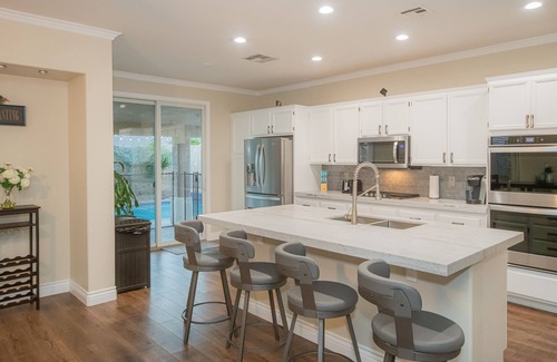 Henderson House | Good Vibes Retreat: Family-Friendly 5BR with Pool Oasis