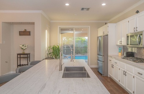 Henderson House | Good Vibes Retreat: Family-Friendly 5BR with Pool Oasis