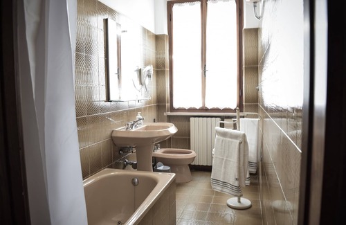 Pisa Apartment | Vibrant Pisa Double Room with Kitchen & Breakfast Included