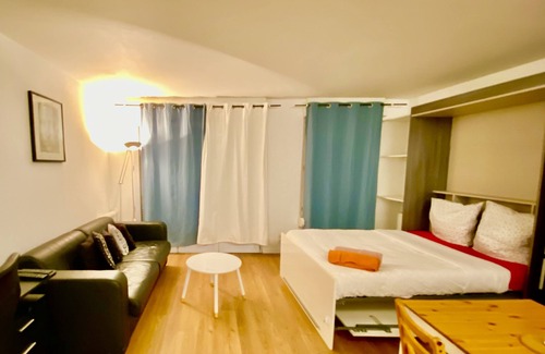 Romainville Apartment | Relaxing Studio in Romainville with Kitchen & Breakfast