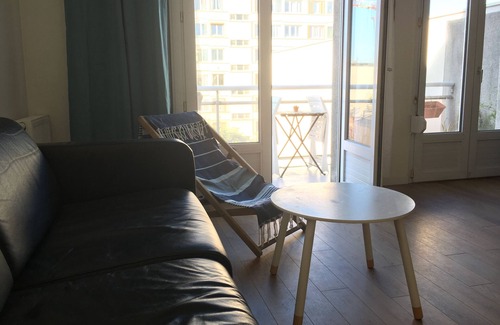 Romainville Apartment | Relaxing Studio in Romainville with Kitchen & Breakfast