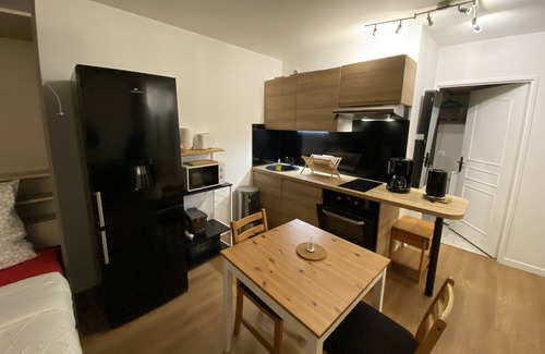 Romainville Apartment | Relaxing Studio in Romainville with Kitchen & Breakfast