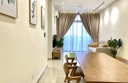 Central District Apartment | Convenient GoodVibes Twin Tower: Steps from JB CIQ & Town