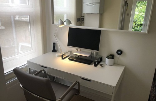 Askew Apartment | Elegant Apartment with Private Garden & Free Parking