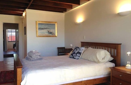 Fremantle House | Exceptional Goodys Harbour Views with Kitchen Amenities