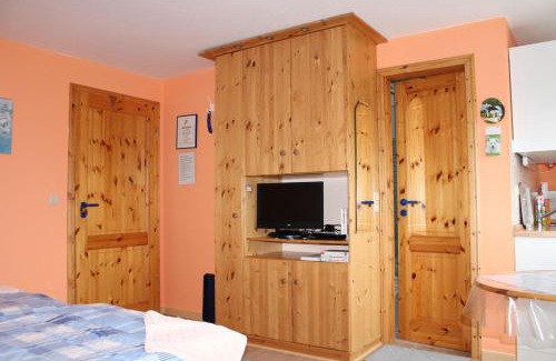 Tinnum Apartment | Googeswill Apartment 1: Family-Friendly with Kitchen Access