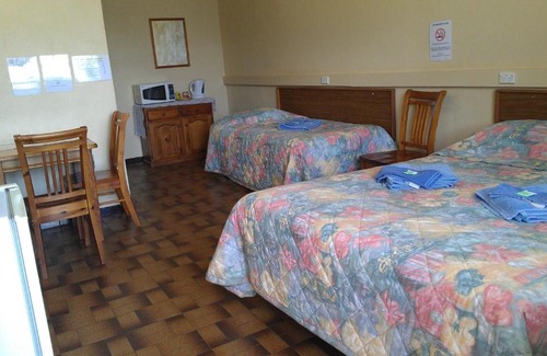 Goolgowi Hotel | Budget-Friendly Stay at Goolgowi Highway Motel for Families