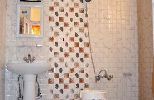 Rajbagh House | Comfortable Goona Residency Guest House with Hot Tub