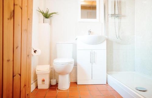 Lydstep House | Discover Goose Cottage - Pet-Friendly Retreat with Pool