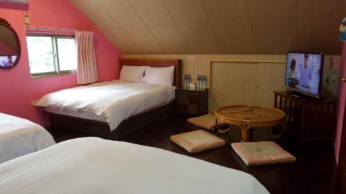 Luye House | Cozy Goose House: Family-Friendly with Restaurant & Kitchen