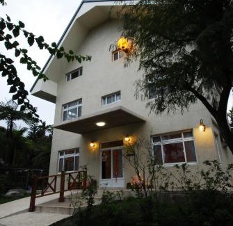 Luye House | Cozy Goose House: Family-Friendly with Restaurant & Kitchen