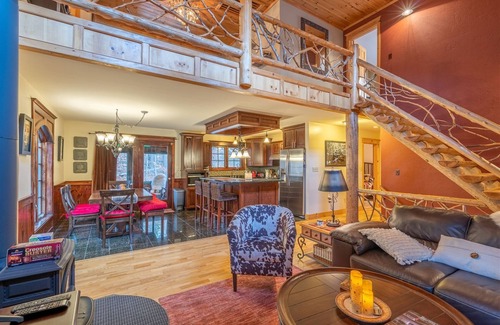 Jay House | Gooseberry Lodge: Top-Rated Retreat with Spa and Hot Tub