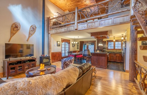 Jay House | Gooseberry Lodge: Top-Rated Retreat with Spa and Hot Tub