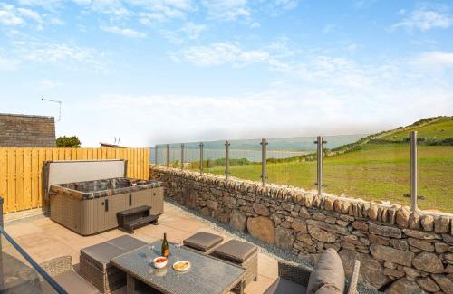 Llandanwg House | Goppa: Family-Friendly Stay with Hot Tub & Pet Amenities