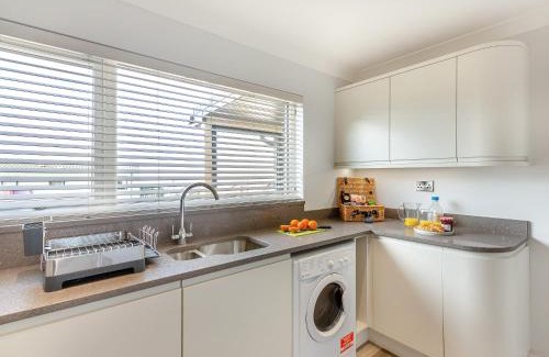 Llandanwg House | Goppa: Family-Friendly Stay with Hot Tub & Pet Amenities