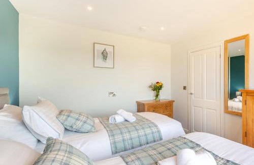 Llandanwg House | Goppa: Family-Friendly Stay with Hot Tub & Pet Amenities