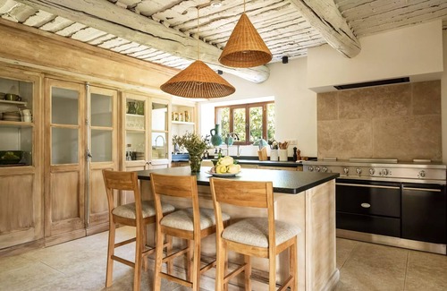 Gordes House | Experience Gordes: Renovated Provençal Mas with Spa & Pool