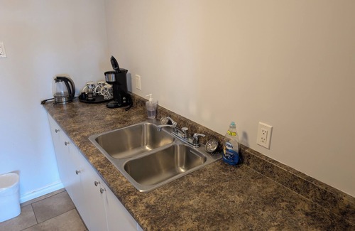 Alert Bay Hotel | Inviting Gordie's Restaurant Lounge Inn with Family-Friendly Amenities