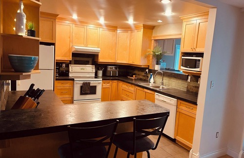 Saanich East House | Gordon Head Getaway nn (A blocked out Sunday is possible upon request)