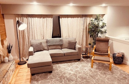 Saanich East House | Gordon Head Getaway nn (A blocked out Sunday is possible upon request)