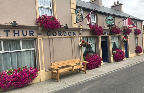 Tynagh Bed & Breakfast | Discover Gordon's Guesthouse: Family-Friendly with Hot Tub