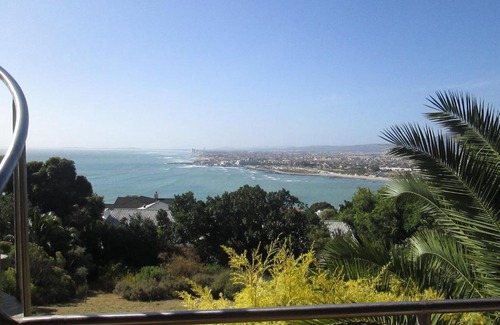 Mountainside Apartment | Pet-Friendly Gordons Bay Mountainside Apartment with Ocean View