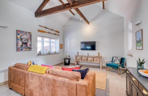 Pontrilas Apartment | Stylish 1-Bed City Apartment with Parking and Family Amenities