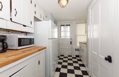 Stonington Apartment | Enchanting 1 Bedroom Retreat in the Heart of Boro