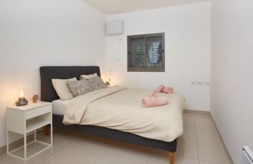 Mea She'arim Apartment | Comfortable 1 Bedroom at Shirat Haneviim - Guest Rated 9/10