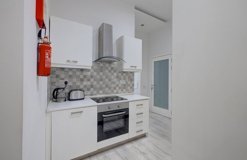 Tower Road Apartment | Beautiful 1BR Apartment Near the Promenade with Ocean View