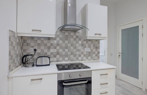 Tower Road Apartment | Beautiful 1BR Apartment Near the Promenade with Ocean View