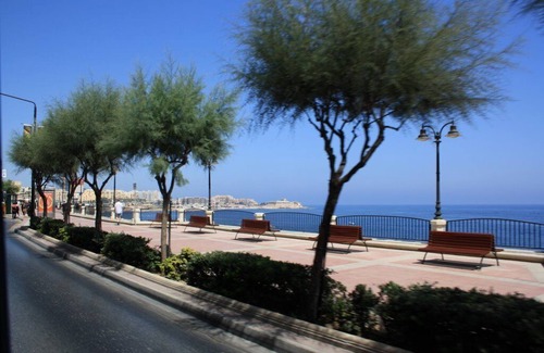 Tower Road Apartment | Beautiful 1BR Apartment Near the Promenade with Ocean View