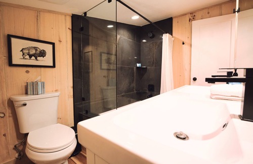 Samak House | River Front Cabin: Guest Rated 10/10 & Family-Friendly Amenities