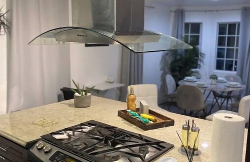 South Gate House | Inviting 2 Bedroom Oasis Close to SoFI with Hot Tub