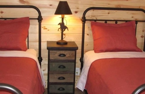 Hayward Cabin | Chic 2 Bedroom Retreat on Nelson Lake with Trail Access