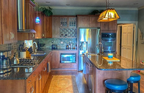 Lakeville House | Premier Lakefront Retreat with Hot Tub & Pet-Friendly Amenities